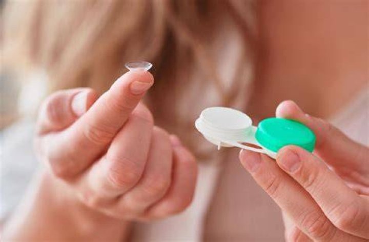 コンタクトが白く曇る原因は？見えにくさの正体と正しい対処法